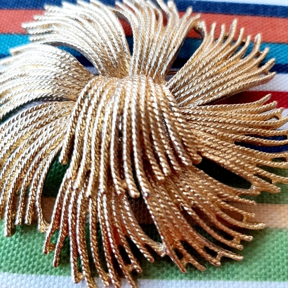 VTG MONET BROOCH - Picture 1 of 7